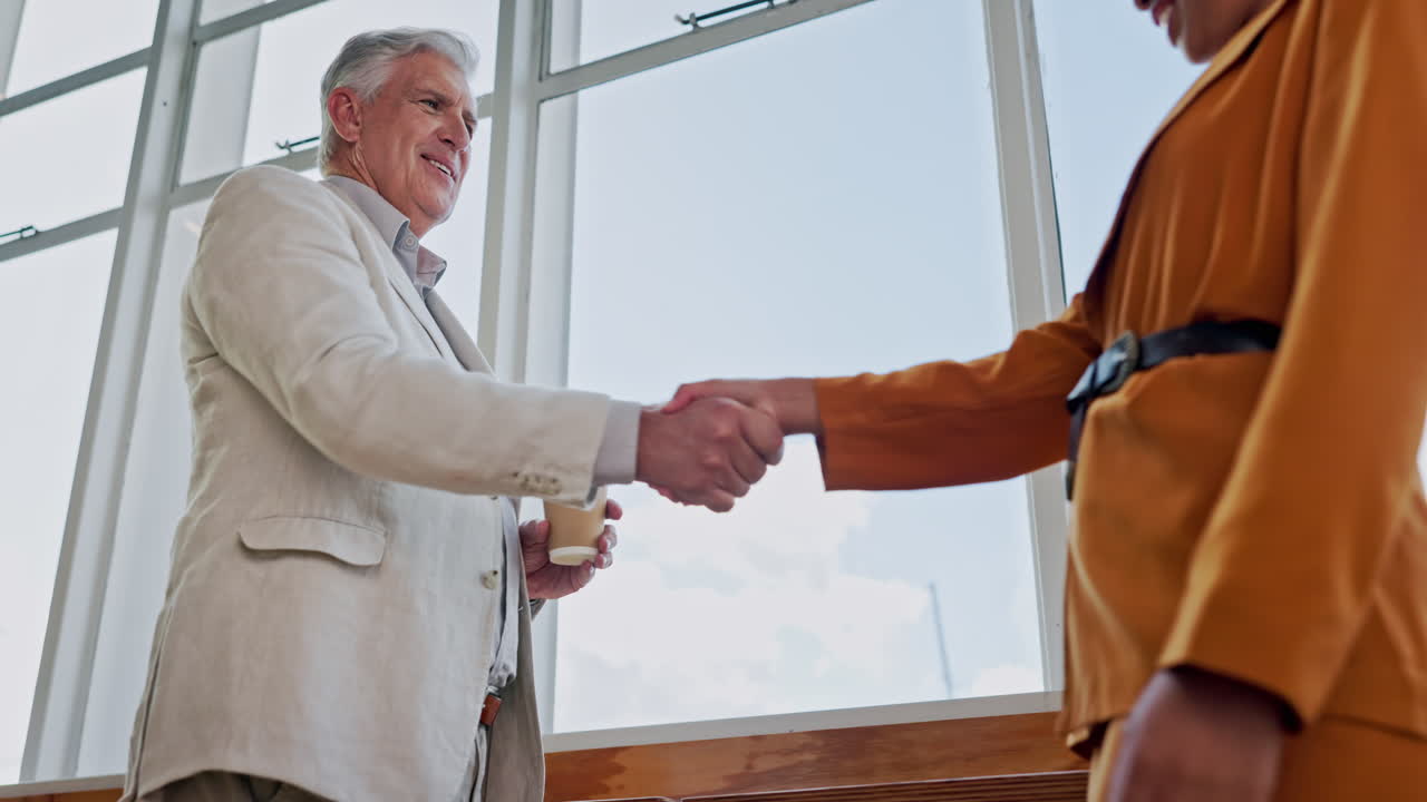 gente de negocios, un apretón de manos