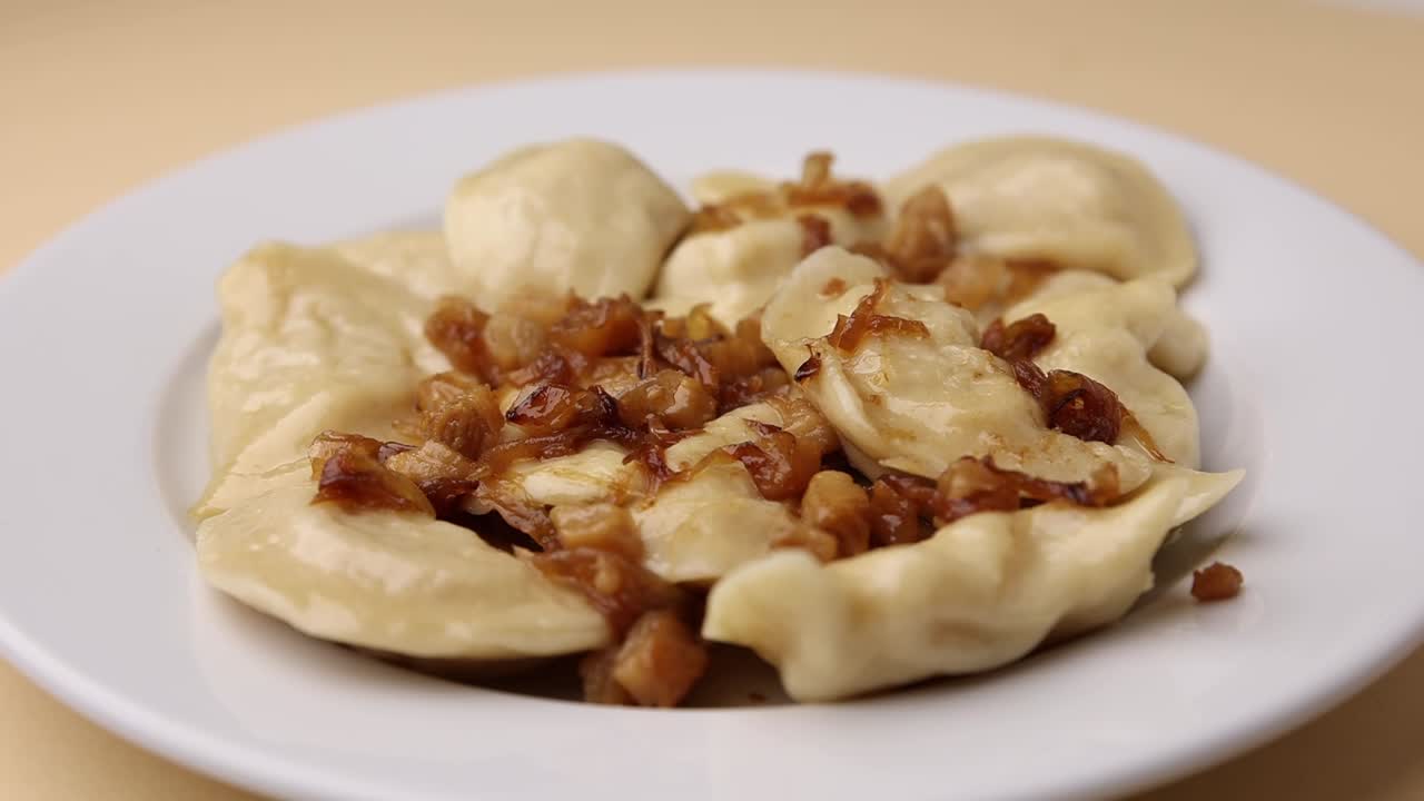 양파 와 산 크림 을 은 피에로기