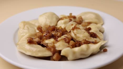 pierogi con cebollas y crema agria