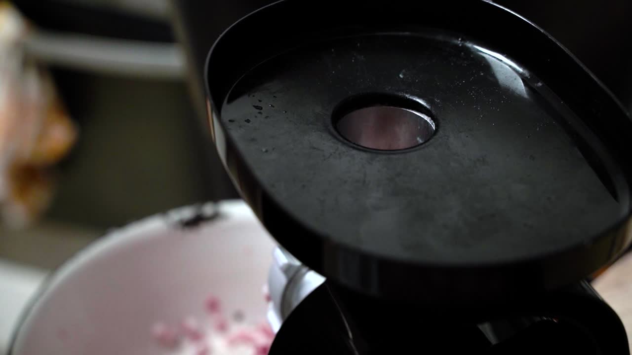 클로즈업 슬로우 모션 샷에서 전기 민서로 다진 돼지고기