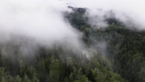 Vista-Superior-Con-Drones-Para-Montañas-Verdes-Con-Niebla-En-Un-Día-Nublado-Por-La-Tarde