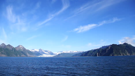 美麗的藍色海洋穿過冰川和雪覆蓋的山脈在阿拉斯加