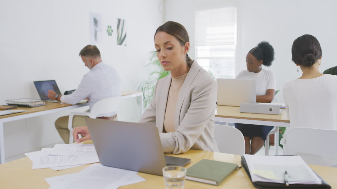 Imprenditori che lavorano in ufficio