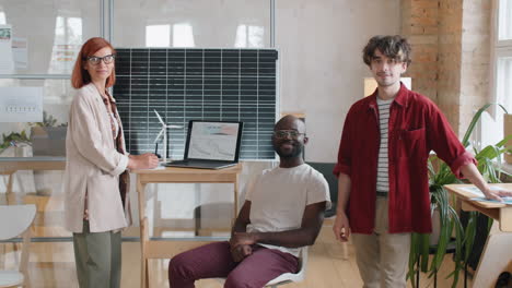 Retrato-De-Un-Equipo-Multiétnico-De-Ingenieros-De-Energías-Renovables