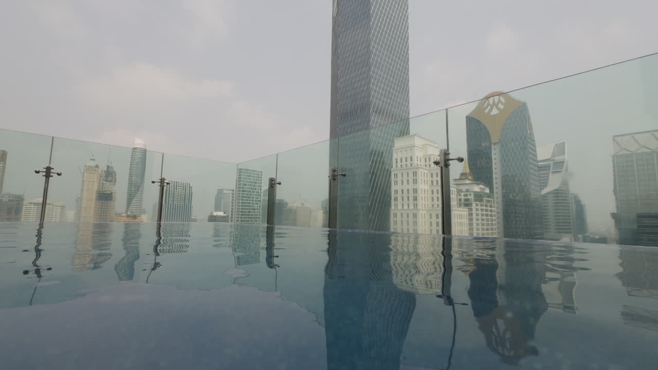 방콕 스카이라인이 멀리 보이는 옥상 수영장