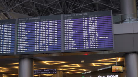 Digitaler-Flugplan-Am-Flughafen