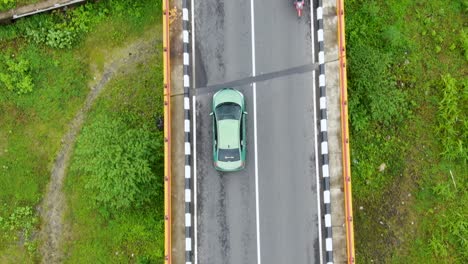 Coche-Cruzando-El-Puente-Sobre-El-Río-Luk-Ulo-En-Indonesia