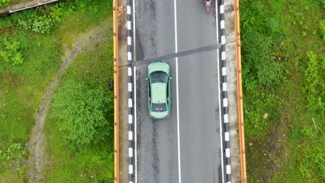 coche cruzando el puente sobre el río luk ulo en indonesia