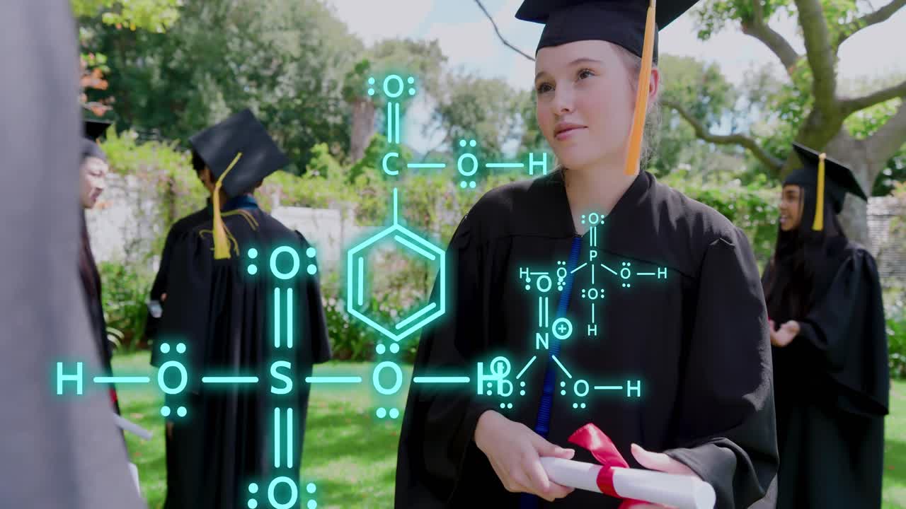 Ragazza laureata che si muove mentre un uomo arriva con in mano un diploma e parla, diagrammi di molecole color ottanio che crescono sull'istruzione