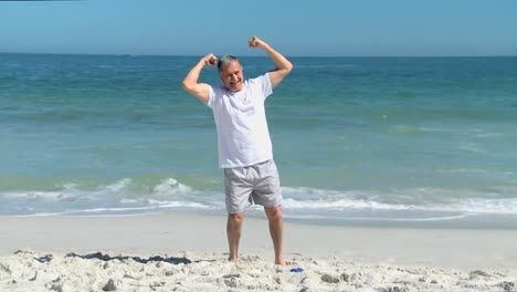 Elderly-man-doing-strength-exercices