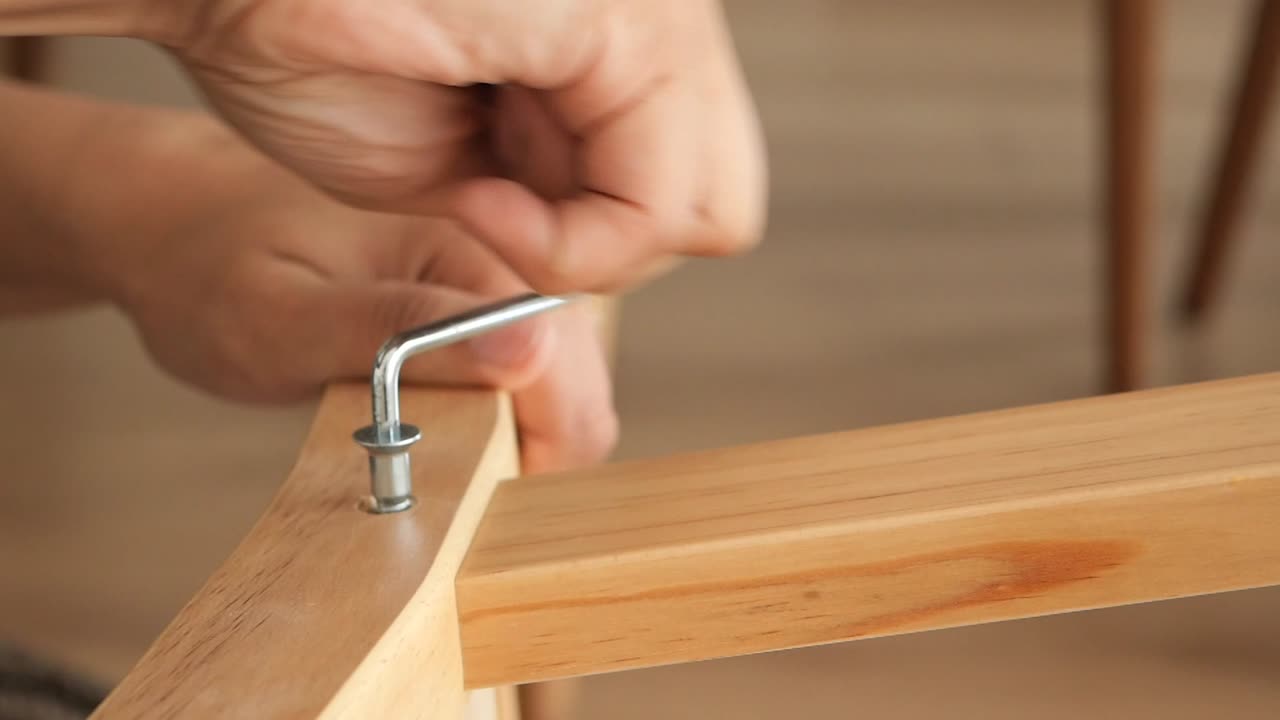 el montaje de una silla de madera