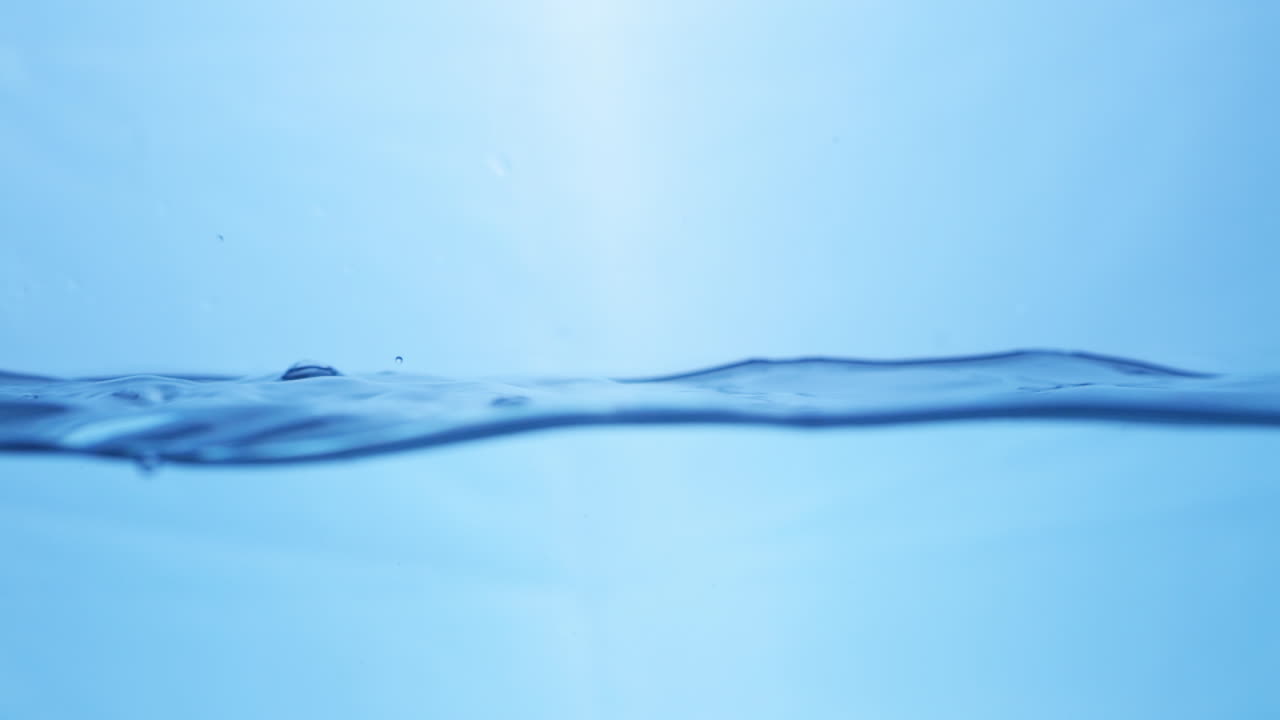 파란색 배경으로 표면에 있는 물의 파도