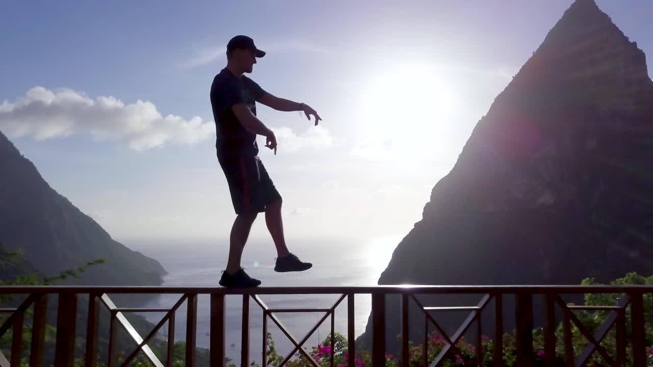 Karayip adası Saint Lucia'daki bir tatil köyünde, bir otelin balkonunda dans eden bir adam.