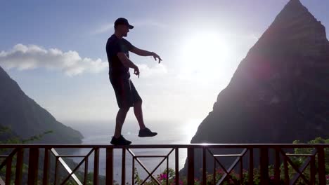 Un-Hombre-Baila-En-El-Balcón-De-Un-Hotel-En-Un-Resort-En-La-Isla-Caribeña-De-Santa-Lucía-1