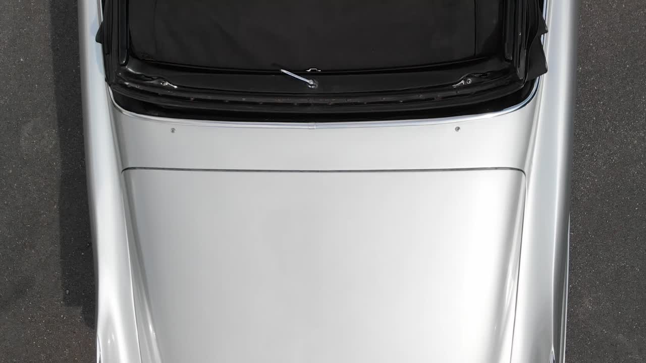 빨간색 가죽 인테리어를 갖춘 시니 빈티지 자동차의 평면도