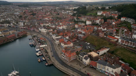 Rückzug-Etablierter-Drohnenschuss-über-Der-Stadt-Und-Dem-Hafen-Von-Scarborough