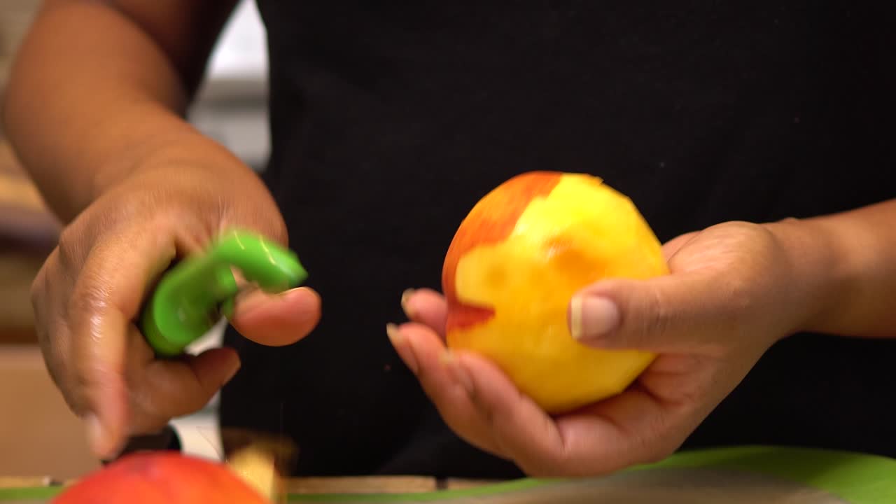 집에서 만든 디저트나 간식을 위해 복숭아 껍질을 벗기다 - 고립된 가까이