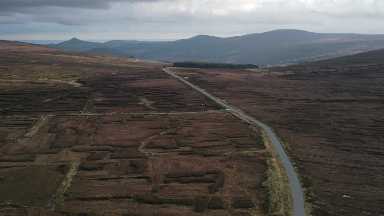 sombra de nubes moviéndose sobre las montañas de wicklow en irlanda - hiperlapso