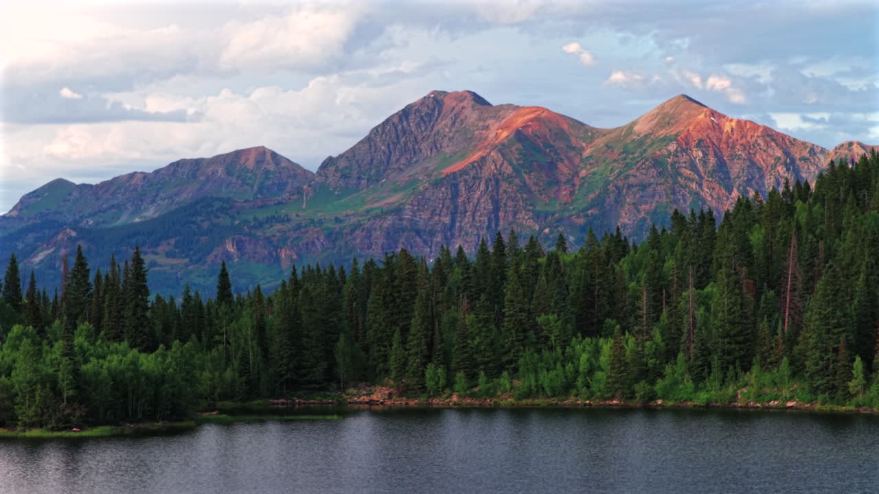 Ruby Peak Kebler Pass Lost Lake campingplass campingplass levende solnedgang golden hour vår sommer antenne drone Crested Butte Colorado Three Lakes Trail Paonia Gunnison National Forest sirkel venstre parallax