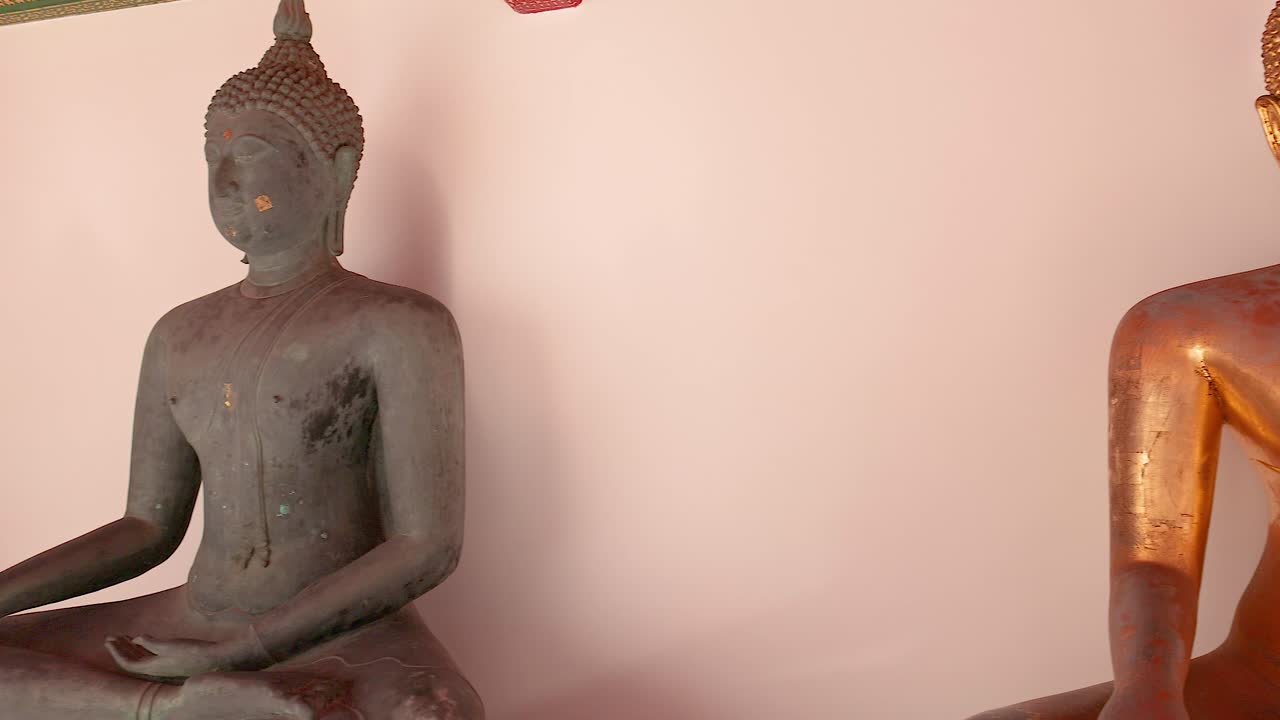 una vista serena de las estatuas de buda en wat pho, bangkok, que muestran detalles intrincados y colores vibrantes en un entorno tranquilo del templo