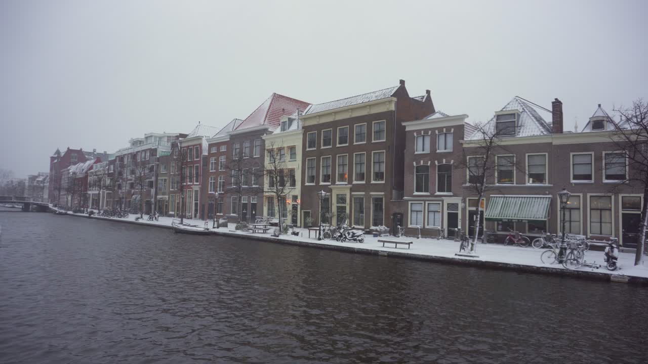 네덜란드의 라이덴 타운, 겨울 눈 속의 라인 강변 건물