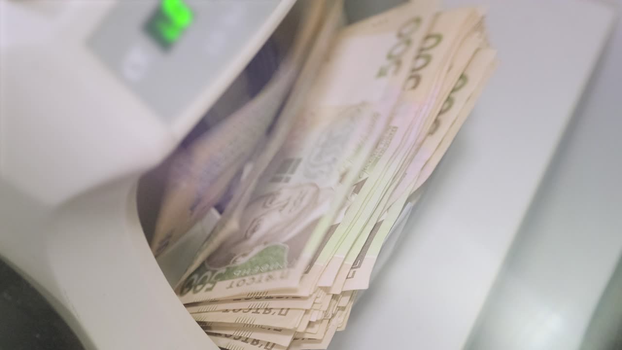 русские рубли, подсчитываемые машиной