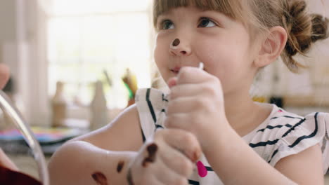 Glückliches-Kleines-Mädchen,-Das-Seiner-Mutter-Beim-Backen-In-Der-Küche-Hilft-Und-Spaß-Daran-Hat,-Zutaten-Zu-Mischen,-Während-Seine-Mutter-Zu-Hause-Ein-Rezept-Zubereitet