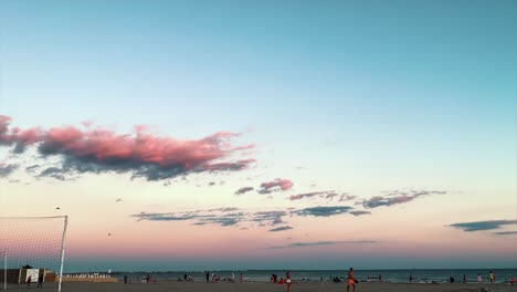 Rosse-Bewölkt-Mit-Blauem-Und-Rosafarbenem-Himmel-Am-Abend-Am-Strand