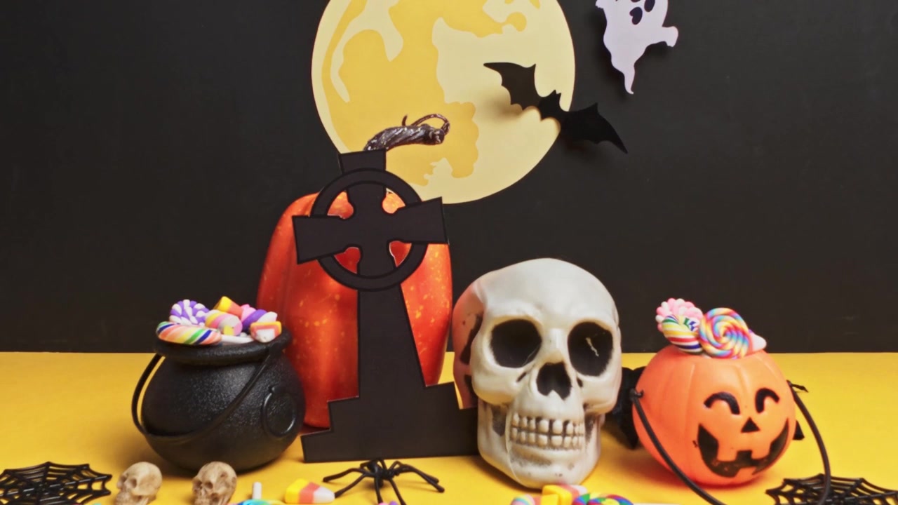 Celebrazione di Halloween con caramelle e decorazioni spettrali
