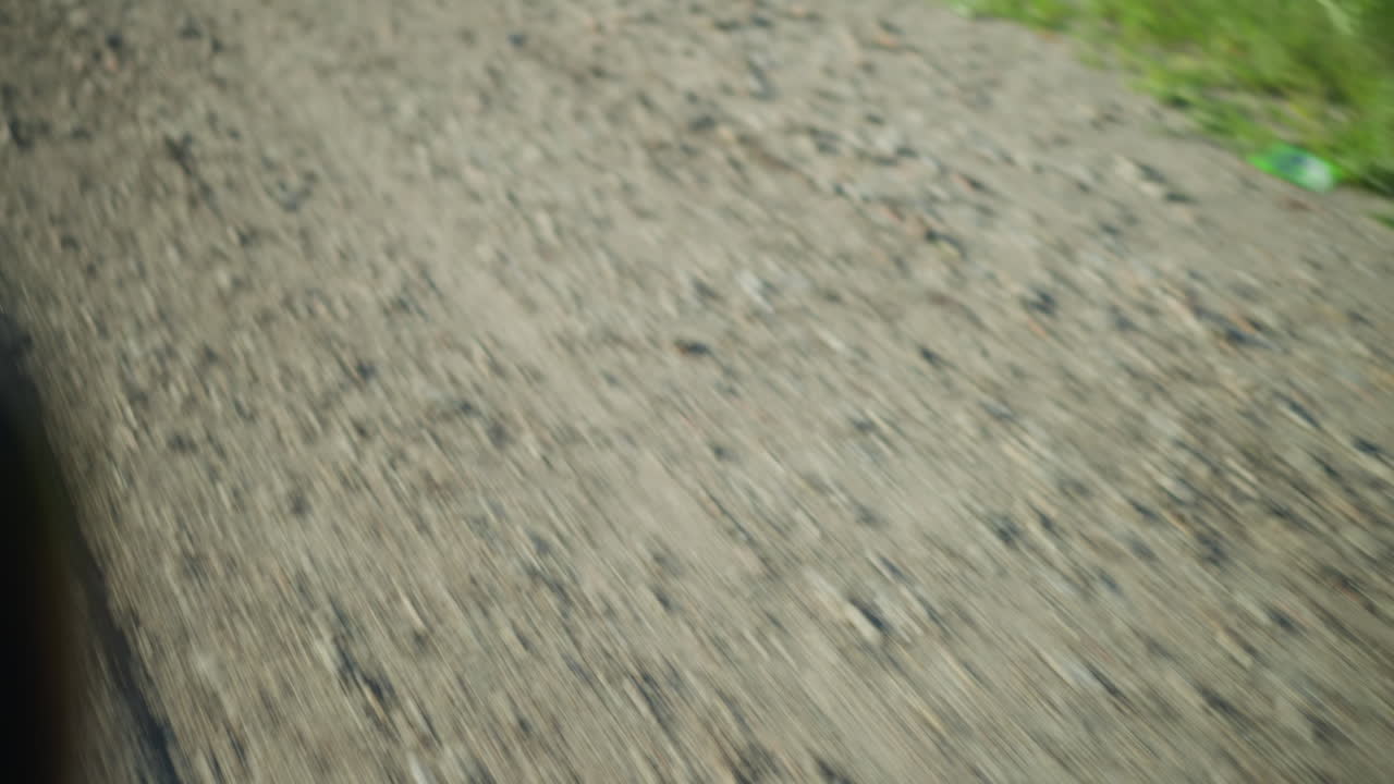 una vista sfocata del movimento di una superficie stradale di ghiaia mentre il terreno si precipita