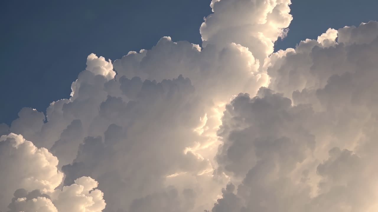 A mesmerizing video of towering cumulus clouds video. Live desktop wallpaper
