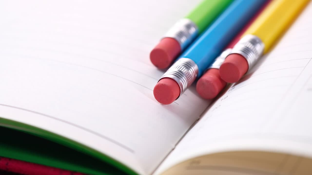 노트북 에 있는 다채로운 연필 과 지우기