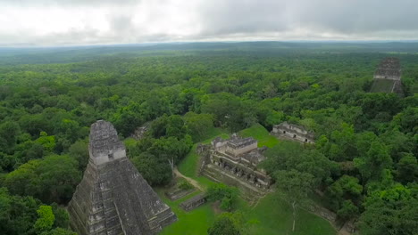 瓜地馬拉的蒂卡爾金字塔 (tikal pyramids) 上空拍攝的圖片