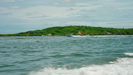 Panoramic-shot-of-speeding-boat-in-the-ocean