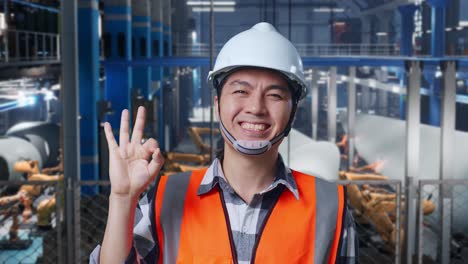 trabajador de la fábrica dando una señal de ok