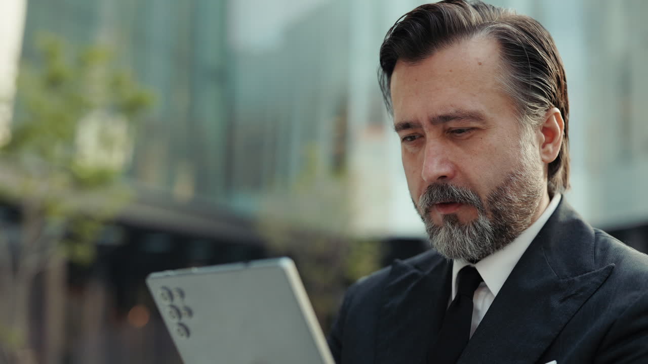 Şehirde Açık Havada Dijital Tablet Kullanan Odaklanmış İş Adamı