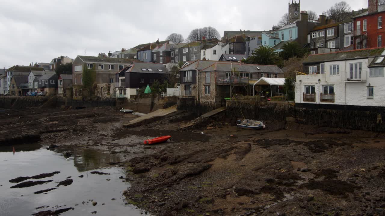 팔머스 항구에 있는 건물들의 중간  ⁇ 과 연결되어 있습니다.