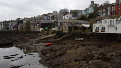 disparo medio de los edificios en el puerto de falmouth con el atado fuera