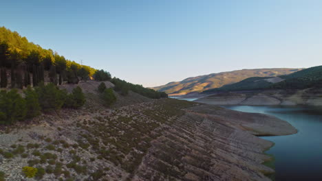 Antenne-Am-Stausee-Von-Iznájar,-Córdoba,-Spanien