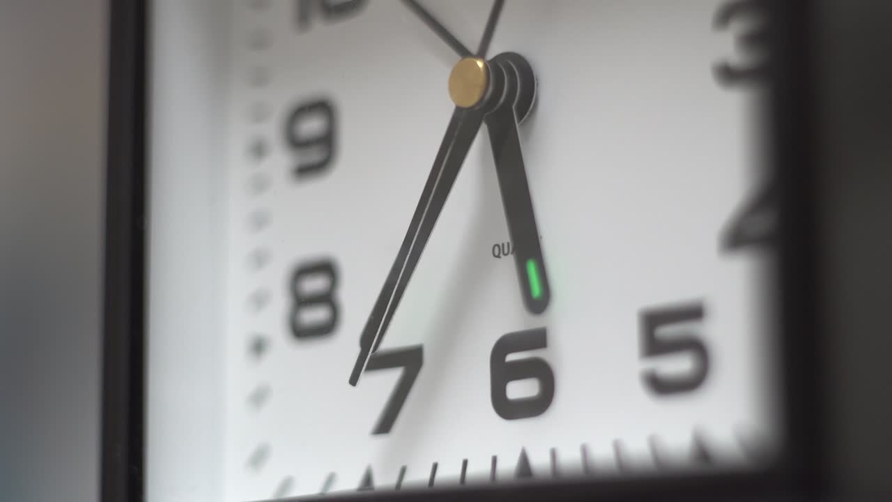 clock with arrows