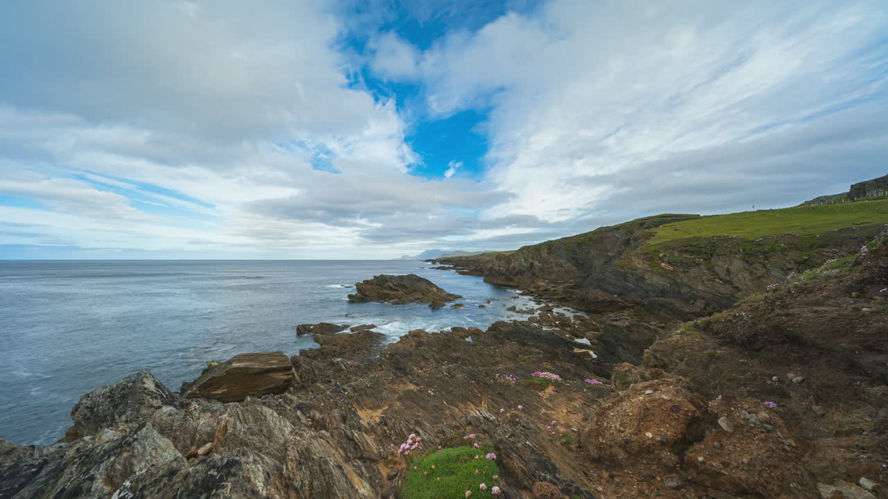 lapso de tiempo de la costa escarpada con nubes en movimiento en un día soleado en la bahía de cloughmore en la isla de achill en el condado de mayo a lo largo del camino atlántico salvaje