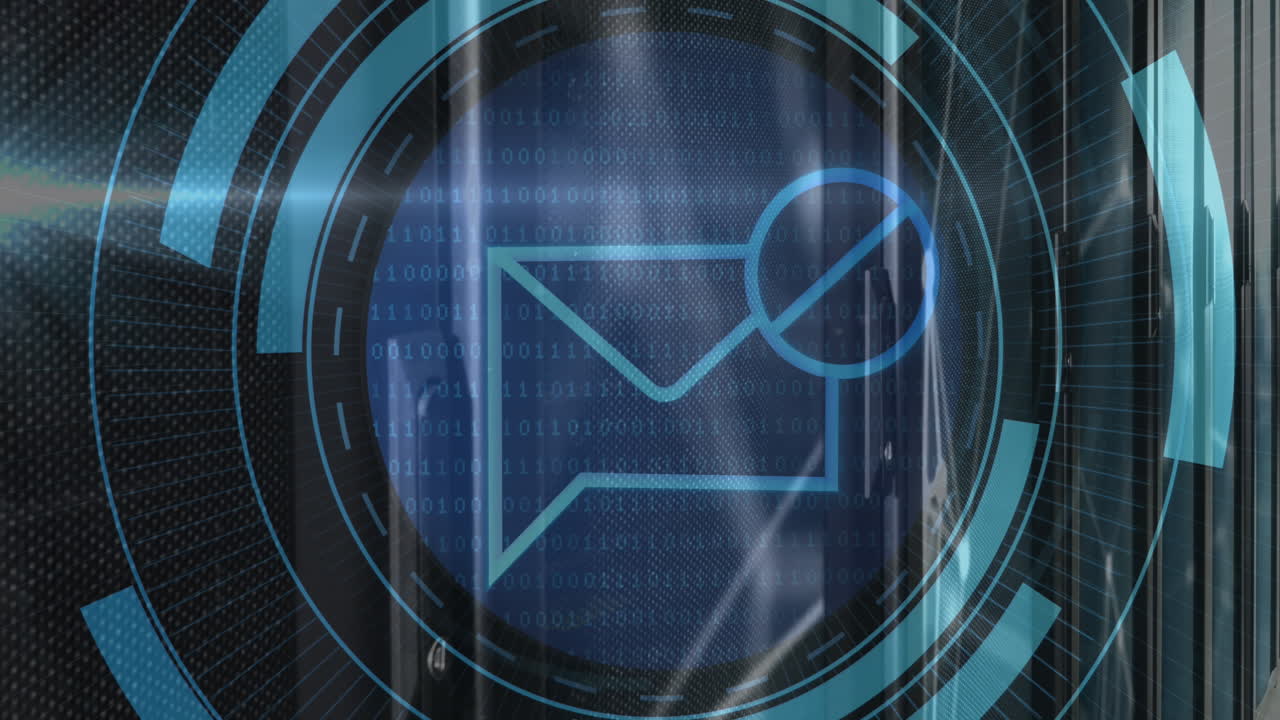 animación del icono del bloque de mensajes en el escáner redondo y el punto de luz contra la sala del servidor de la computadora