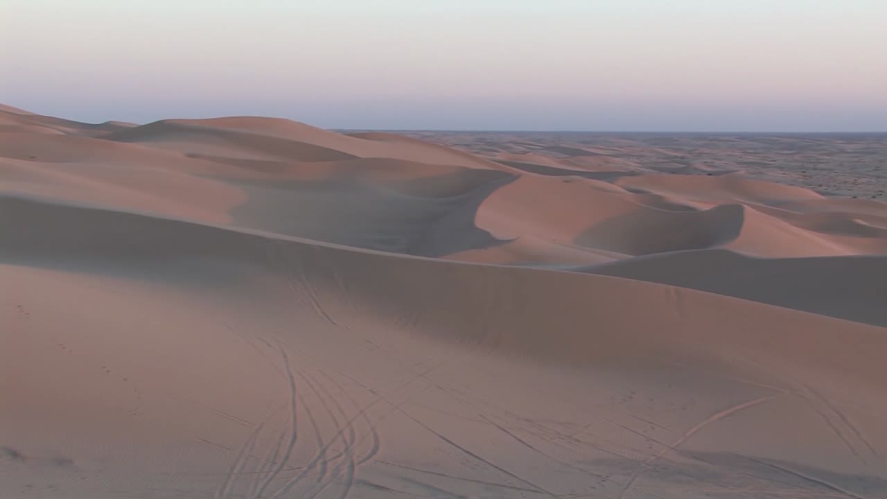 toma panorámica de las dunas de algodones del norte en california en el sol vespertino