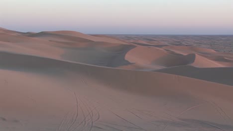 Schwenk-über-Die-Dünen-Von-North-Algodones-In-Kalifornien-In-Der-Abendsonne