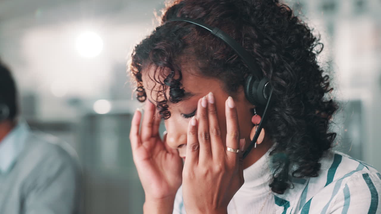 empleado estresado del centro de llamadas