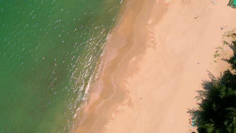 4K-Filmaufnahmen-Einer-Naturdrohnenaufnahme-Einer-Panorama-Luftaufnahme-Der-Wunderschönen-Strände-Und-Berge-Auf-Der-Insel-Koh-Lanta-In-Krabi,-Südthailand,-An-Einem-Sonnigen-Tag