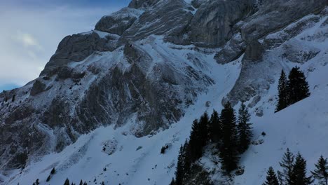 Mount-Plutus-Schneebedeckte-Felsen-Offenbaren