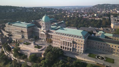 Un-Dron-Vuela-Sobre-El-Castillo-De-Buda,-Antiguo-Palacio-Real-De-Los-Reyes-Húngaros