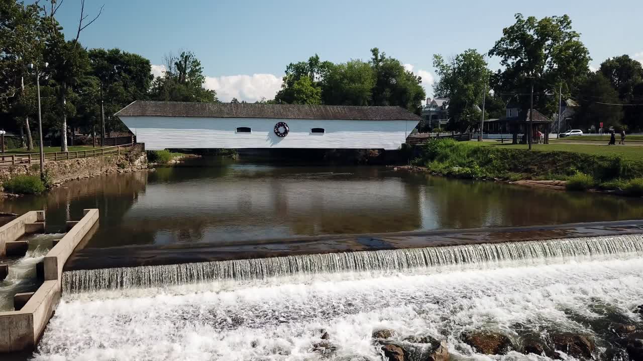 테네시 엘리자베스턴에 있는 엘리자베스턴 덮힌 다리에 대한 공중 푸시