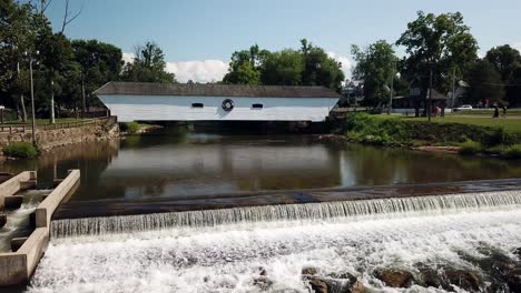 empuje aéreo hacia el puente cubierto de elizabethton en elizabethton, tennessee